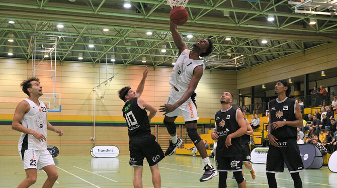 Comeback mit 13 Punkten: Ravens-Center Nick Mosley (Mitte).  FOTO: BAUR