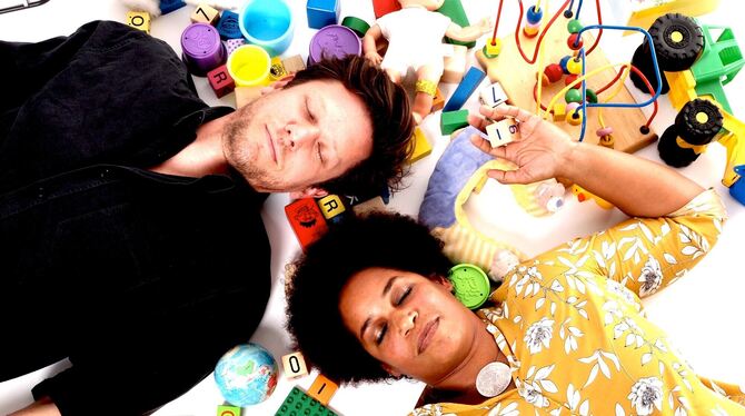 Jakob Nacken und Meike Waser träumen sich in ihre Kindheit zurück. FOTO: FAZII Jakob Nacken und Meike Waser träumen sich in ihre Kindheit zurück. FOTO: FAZII