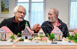 Schultes Uli Altmann (links) und der Erschaffer von »Klein Reicheneck«, Friedrich Huber, beim Fachsimpeln im Ratssaal. FOTO: PIE