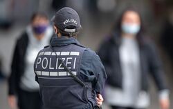 Eine Polizistin steht in der Stuttgarter Innenstadt
