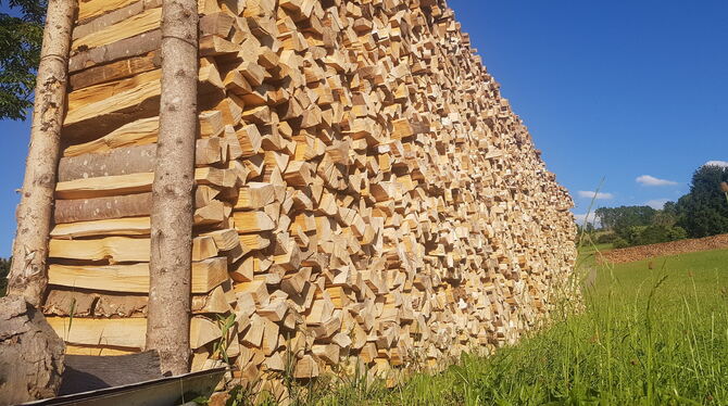 Ein Brennholzstapel bei St. Johann auf der Schwäbischen Alb.