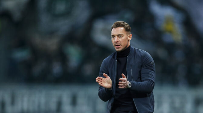 Matthias Jaissle klatscht an der Seitenline Applaus. FOTO: RED BULL SALZBURG Matthias Jaissle klatscht an der Seitenline Applaus. FOTO: RED BULL SALZBURG