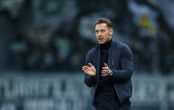 Matthias Jaissle klatscht an der Seitenline Applaus. FOTO: RED BULL SALZBURG