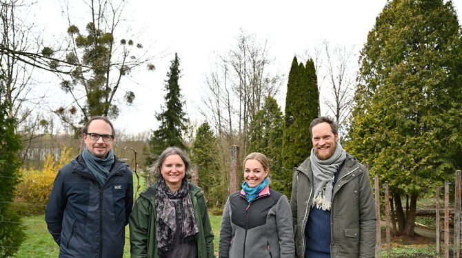 Simon Kiefer von der Bereichsleitung des Carlo-Schmid-Hauses, Tanja Schütz, Deborah Kornwachs und Lukas Onken (von links) wollen