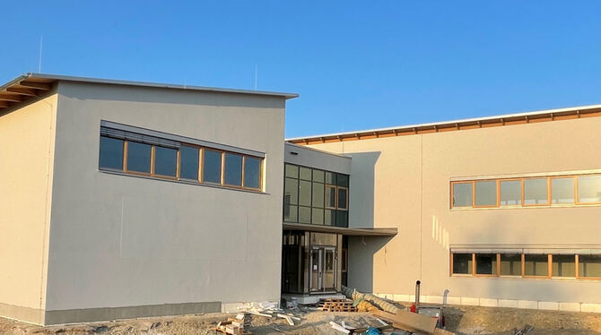 Außen noch Baustelle, innen fast fertig: Das neue Albgymnasium am Undinger Ortsrand nimmt Gestalt an.  FOTOS: SCHULE