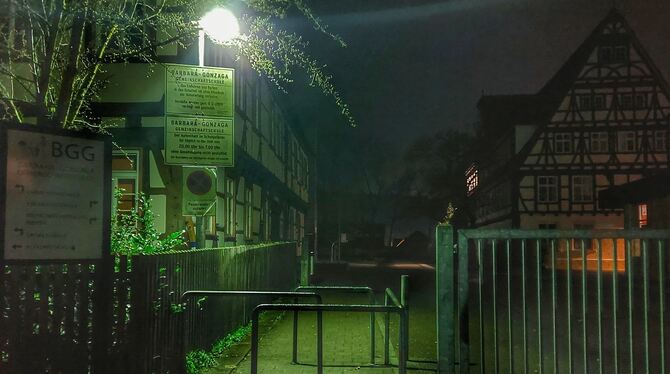 Dunkel war’s, der Mond schien helle: In einer nasskalten Nacht ist der  Schulhof der Uracher Barbara- Gonzaga-Gemeinschaftsschul Dunkel war’s, der Mond schien helle: In einer nasskalten Nacht ist der  Schulhof der Uracher Barbara- Gonzaga-Gemeinschaftsschul