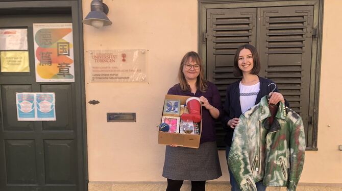 Karin Bürkert (links) mit altem Christbaumschmuck und Leticia Martinez Schulz mit der 80er-Jahre Punkjacke aus dem Archiv der Al Karin Bürkert (links) mit altem Christbaumschmuck und Leticia Martinez Schulz mit der 80er-Jahre Punkjacke aus dem Archiv der Al