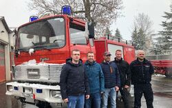 Nehrener Feuerwehrleute übergeben ihr gespendete Löschfahrzeug (von links): Kyron Weber, Florian Michels, Eberhardt Kettliltz (M