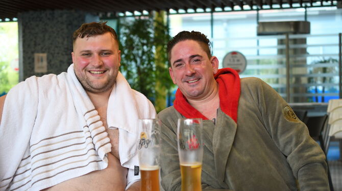 Christoph Striegel (links) und Gunnar Brandt genießen ein kühles Bier nach dem Saunagang. "Wir sind froh, dass alles wieder norm