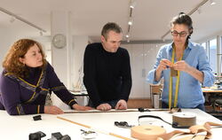 Ukrainehilfe im Atelier der Reutlinger Schneiderin Nicoletta Marotta (rechts): Der Prototyp einer Aderpresse (Tourniquet), die b