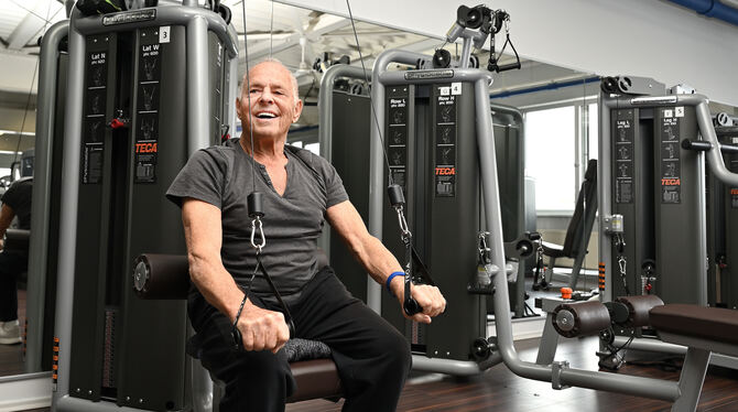 Der 90-jährige Kuno Lacher sitzt an einem Trainingsgerät im Studio f1.