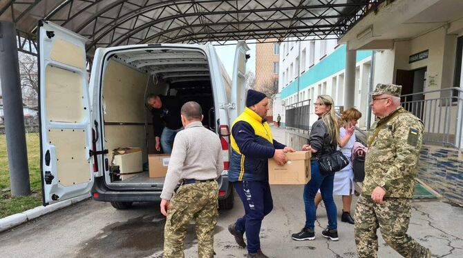 Hilfe ganz direkt: Vor dem Krankenhaus von Starokonstantynow werden die Münsinger Hilfsgüter ausgeladen. FOTOS: PRIVAT