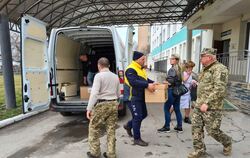 Hilfe ganz direkt: Vor dem Krankenhaus von Starokonstantynow werden die Münsinger Hilfsgüter ausgeladen. FOTOS: PRIVAT