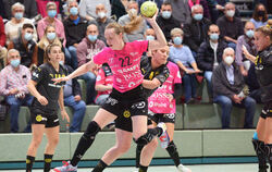Szene aus dem Hinspiel: Maren Weigel setzt sich gegen Dortmunds Handballerin des Jahres Alina Grijseels durch. Nach vierwöchiger
