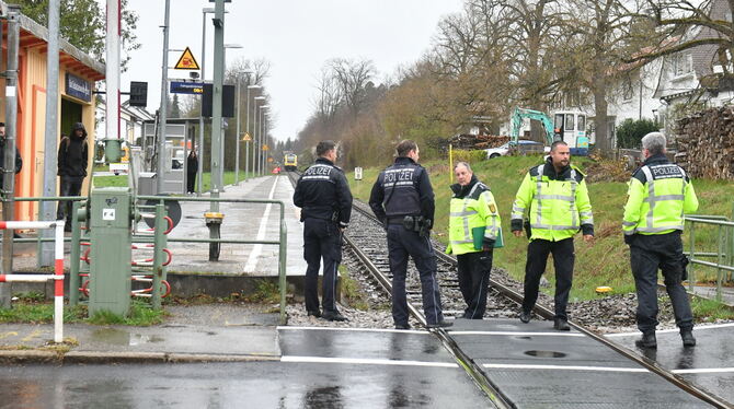 Spurensicherung der Polizei am Bahnübergang in Belsen.