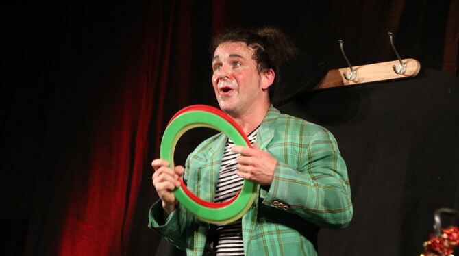 Ob Slapstick oder Jonglage: Alex  Geiger alias Clown  Klikusch machte bei seiner Show im Luna richtig Dampf. FOTO: OECHSNER