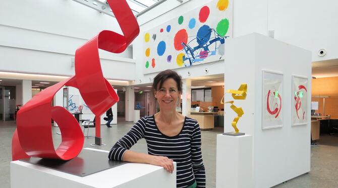 Susanne Immer zwischen ihren Plastiken und Grafiken in der Ausstellung.