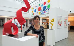 Susanne Immer zwischen ihren Plastiken und Grafiken in der Ausstellung.