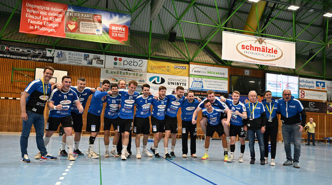 Die Pfullinger Handballer feiern den 33:26-Erfolg gegen die HSG Hanau.   FOTO: PIETH