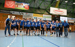 Die Pfullinger Handballer feiern den 33:26-Erfolg gegen die HSG Hanau.   FOTO: PIETH