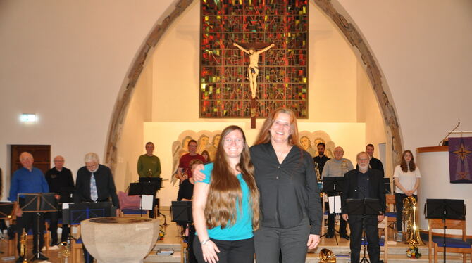 Die beiden Chorleiterinnen: links Katrin Kilian, rechts daneben Gabi Rall.  FOTO: BIMEK