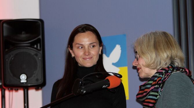 Die Ukrainerin Daria berichtete beim Benefizabend in der Gustav-Werner-Schule auf Englisch über ihre Flucht aus Dnipro. FOTO: SP