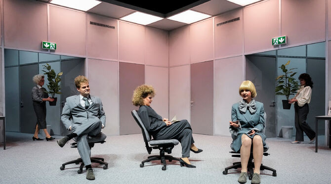 Bürostuhl-Choreografie aus der Finanzamts-Satire »Der Fiskus« am Landestheater Tübingen (LTT)