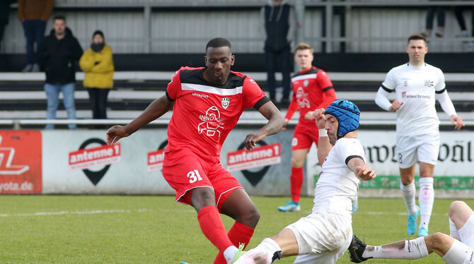 Onesi Kuengienda (links) zieht ab, der Villinger Mauro Chiurazzi kann nicht mehr klären.