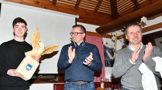 Einen goldenen Adler aus Holz bekam Skispringer Ben Bayer (links) von Bürgermeister Stefan Wörner überreicht. Abteilungsleiter G