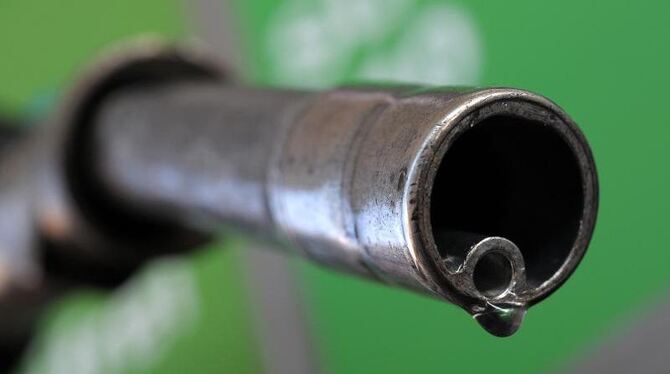 Autofahrer haben derzeit keinen Kostenvorteil mehr wenn sie E10 tanken. Foto: David Ebener