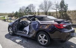 Das Auto einer Frau wurde bei einem Unfall auf der B28 bei Rottenburg schwer beschädigt.