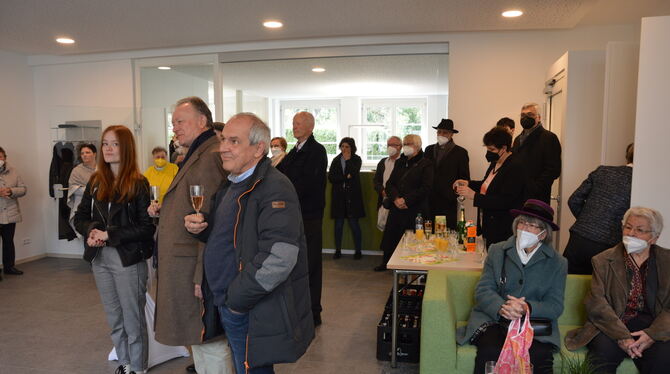 Viele Gemeindeglieder haben sich am Sonntag in den neuen Räumen des Pfarrbüros umgeschaut.  FOTO: KIRCHE