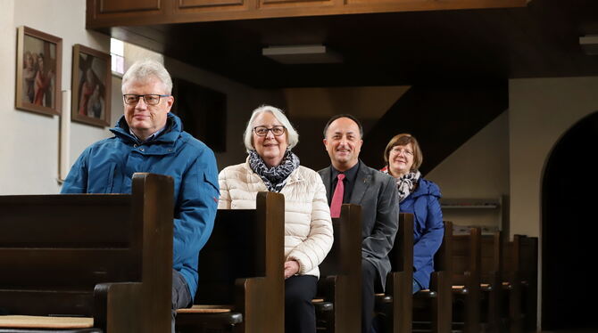 Solch ein Bild ist bald historisch: Bänke in der Kirche St. Konrad werden abgebaut. Karl-Martin Schwarz, Marianne Rädlein, Dekan Solch ein Bild ist bald historisch: Bänke in der Kirche St. Konrad werden abgebaut. Karl-Martin Schwarz, Marianne Rädlein, Dekan