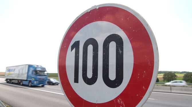 Ein Tempo-100-Schild.