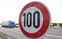 Ein Tempo-100-Schild.