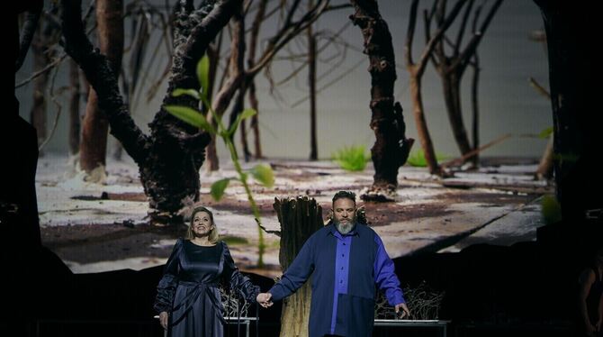 Simone Schneider als Sieglinde und Michael König als Siegmund im ersten Aufzug der »Walküre«.  FOTO: SIGMUND