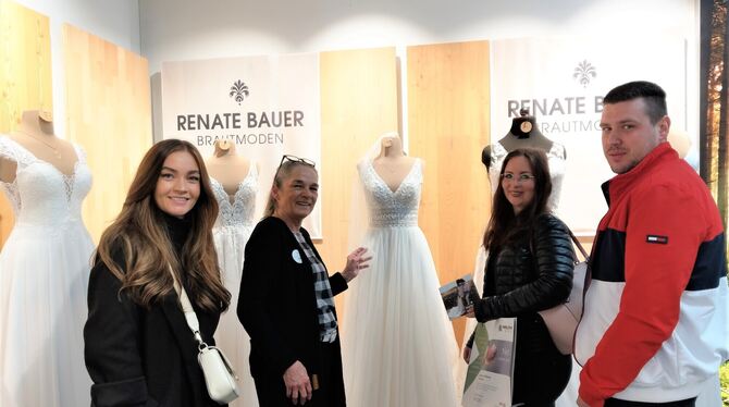 Tiefe Ausschnitte sind derzeit sehr gefragt, sagt Renate Bauer. Tiefe Ausschnitte sind derzeit sehr gefragt, sagt Renate Bauer.