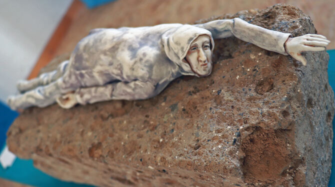 Verena Junghans spielt mit der Ästhetik des Materials und setzt Ängste und Emotionen in Kunst um. FOTOS: BLOCHING Verena Junghans spielt mit der Ästhetik des Materials und setzt Ängste und Emotionen in Kunst um. FOTOS: BLOCHING