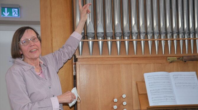 Dorothea Dolan (linkes Bild) präsentiert »ihre Orgel« in der evangelisch-methodistischen Kirche beim Orgelspaziergang in Pliezha