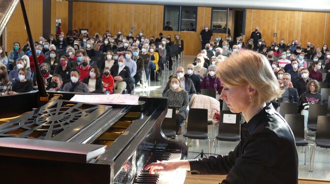 Die Pianistin Mariya Filippowa eröffnet das Benefizkonzert. Sie stammt aus Mariupol und ist derzeit Vertretungslehrkraft an der