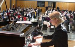 Die Pianistin Mariya Filippowa eröffnet das Benefizkonzert. Sie stammt aus Mariupol und ist derzeit Vertretungslehrkraft an der 