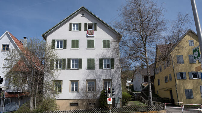In das alte Schulhaus in Talheim in der Steinlachstraße 32 müsste die Stadt 400 000 Euro investieren, um es fit für die Flüchtli