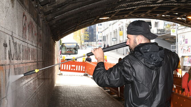 Mit Hochdruck werden Wände und Gehweg unter der Eisenbahnbrücke Unter den Linden gereinigt. FOTO: ZENKE: