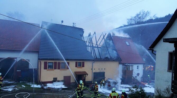 Die Feuerwehr bei Löscharbeiten in Gomadingen-Dapfen.