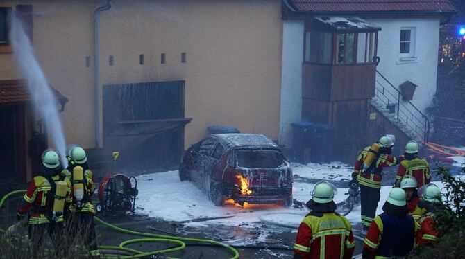 Auch ein Auto ist bei dem Feuer in Gomadingen-Dapfen in Brand geraten.
