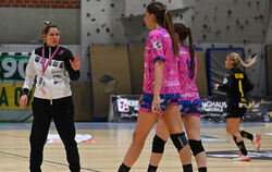Die Nationalspielerin als Interims-Trainerin: Marlene Kalf (links) gibt Anna Albek und Madeleine Östlund Anweisungen.  FOTO: HAE