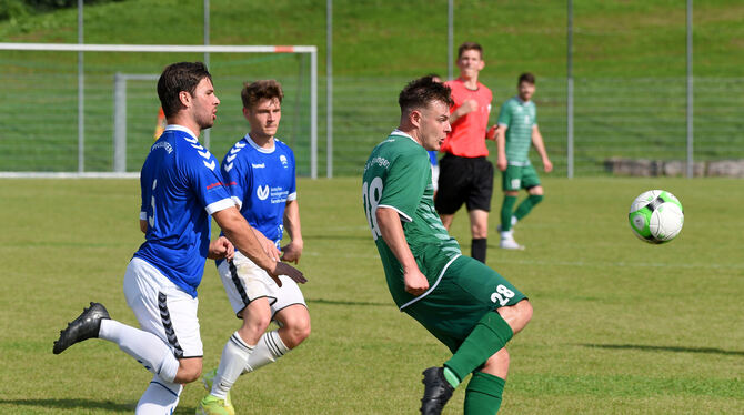 Eningens Rafael Robertazzi trifft gegen seinen Ex-Club VfL Pfullingen.  FOTO: BAUR/EIBNER