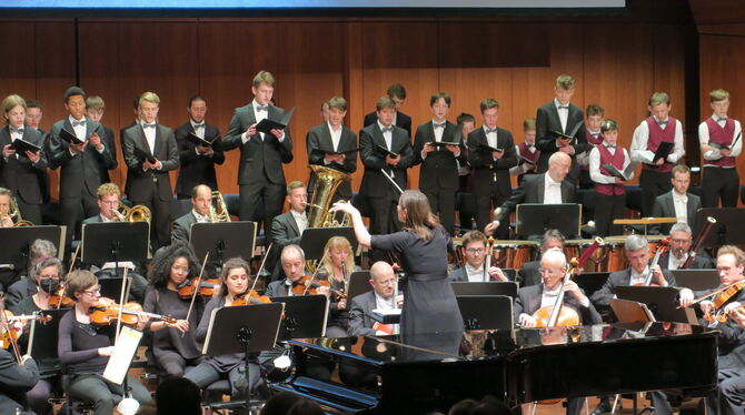 Württembergische Philharmonie mit Dirigentin Ariane Matiakh und dem Knabenchor Capella Vocalis Die Württembergische Philharmonie mit Dirigentin Ariane Matiakh und dem Knabenchor Capella Vocalis