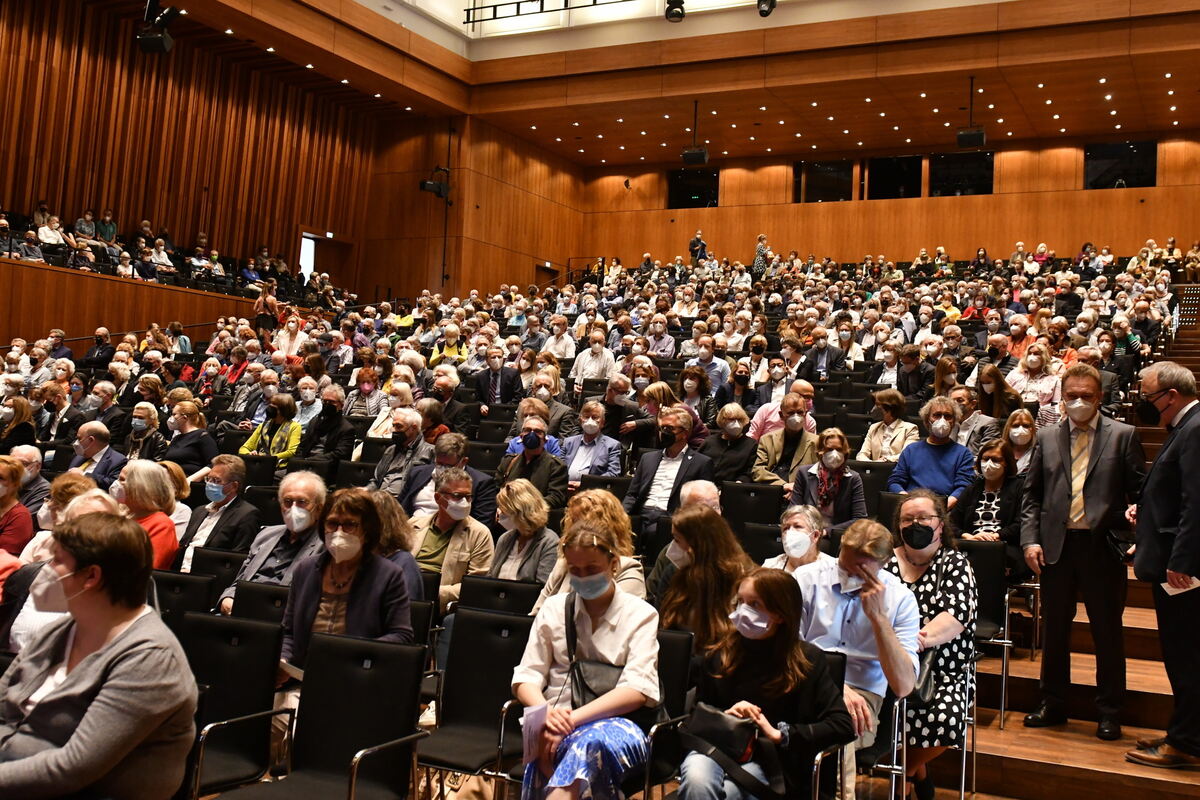 OB Keck rechts und Publikum kurz vor Beginn FOTO MEYER