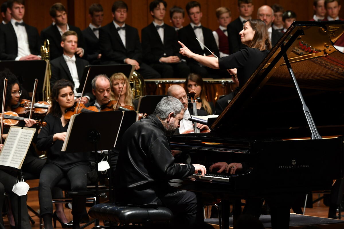 Solist und Dirigentin in action FOTO MEYER0721